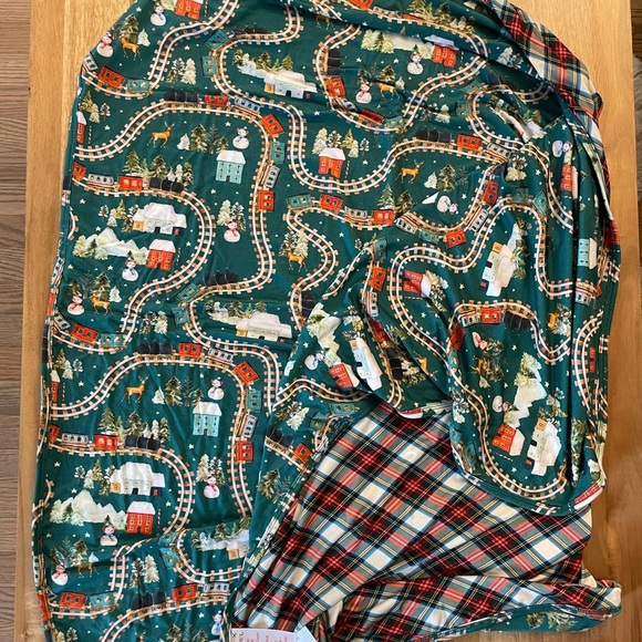 Posh Peanut Marqui Wyatt Green and Red Patoo Blanket EUC - Picture 1 of 4